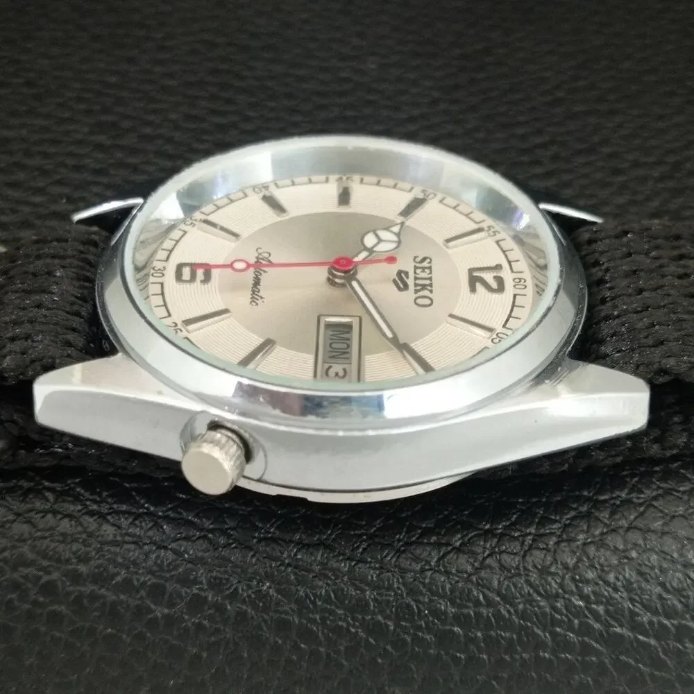 Vintage 1981 Seiko Automatic Mens Silver Watch W/daydate & White accents